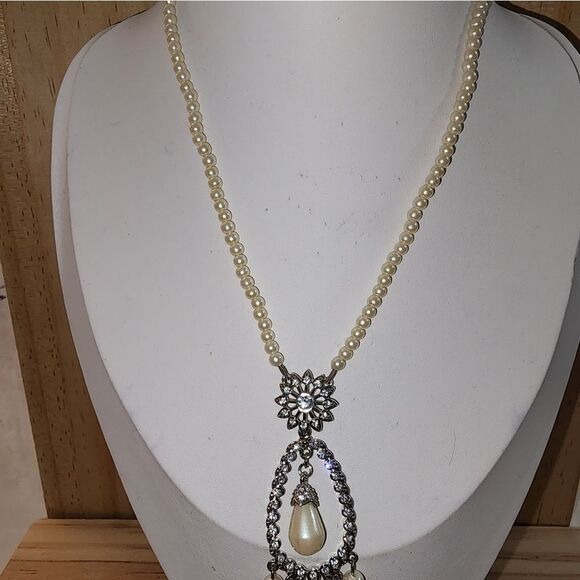 Vtg Pearl and Rhinestone Bridal Necklace Faux Pearls Pearl Pendant 14"+2" - Picture 3 of 9